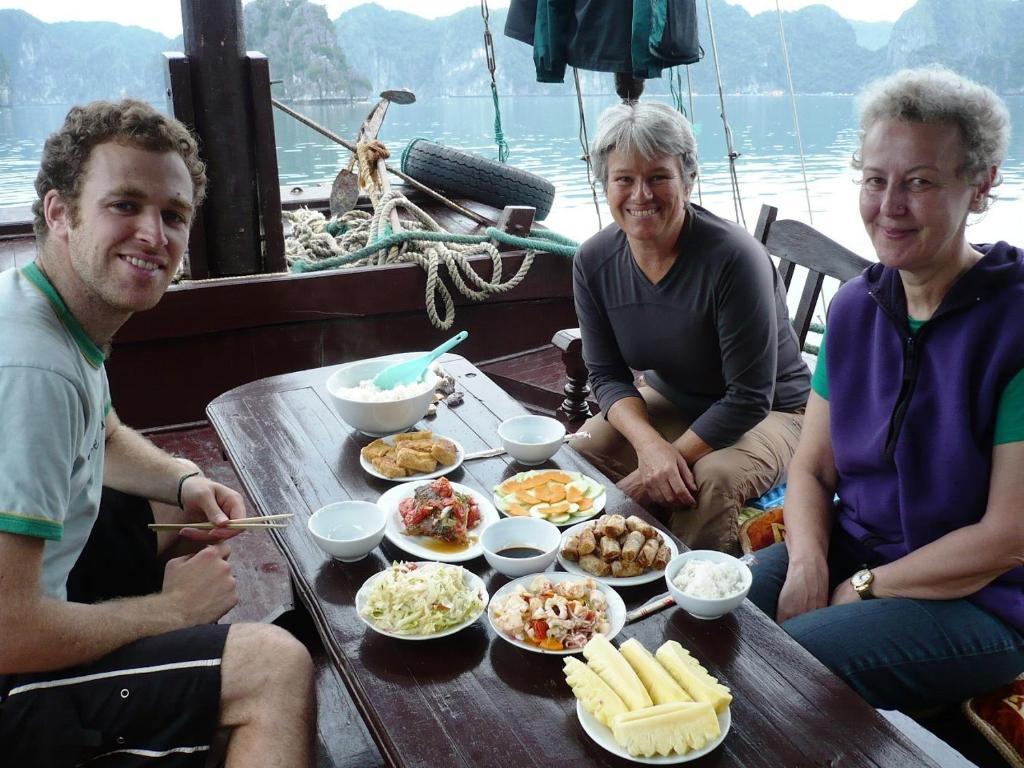 Hoang Gia Minh Hotel Cat Ba Island Екстериор снимка